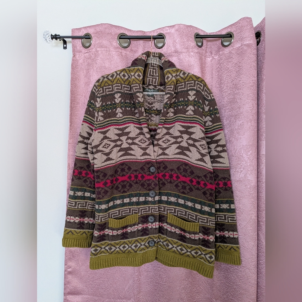 Patterned Women's Sweater with Button Closure - image 1